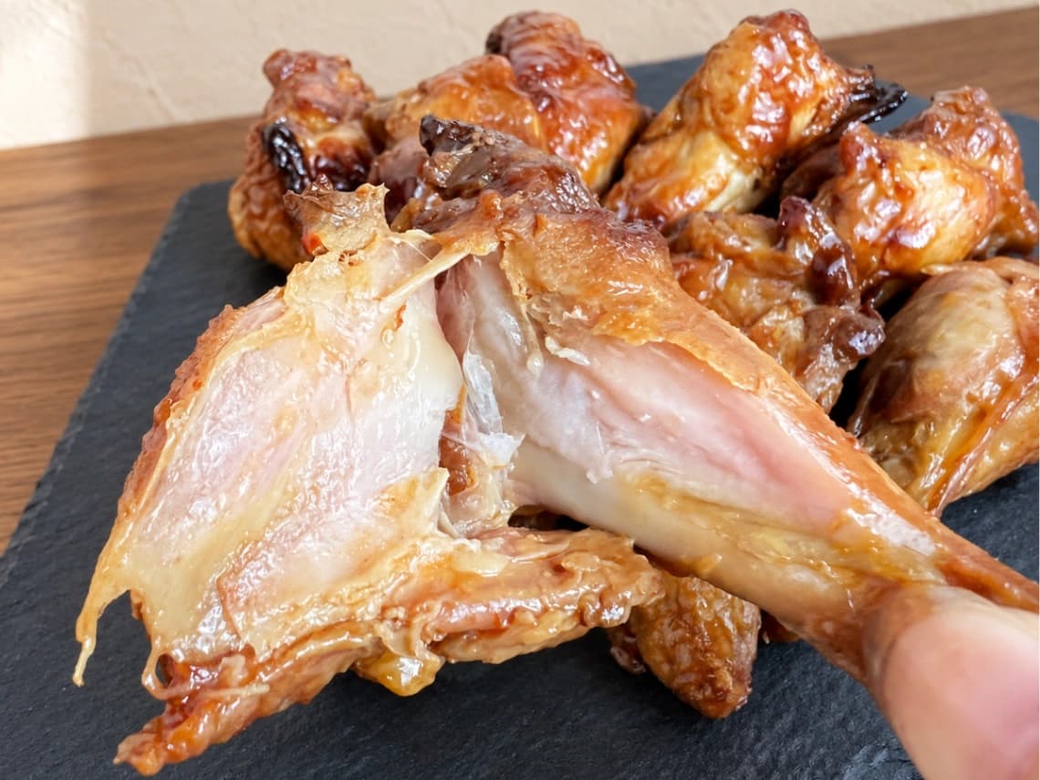 コストコBBQチキンの手羽元を盛り付け｜甘辛ソースが絡んだ大容量デリ