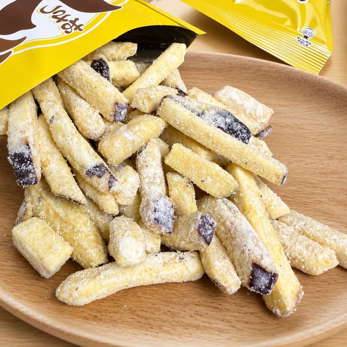 お皿に出したコストコUHA味覚糖 おさつどきっ スティック 塩バター