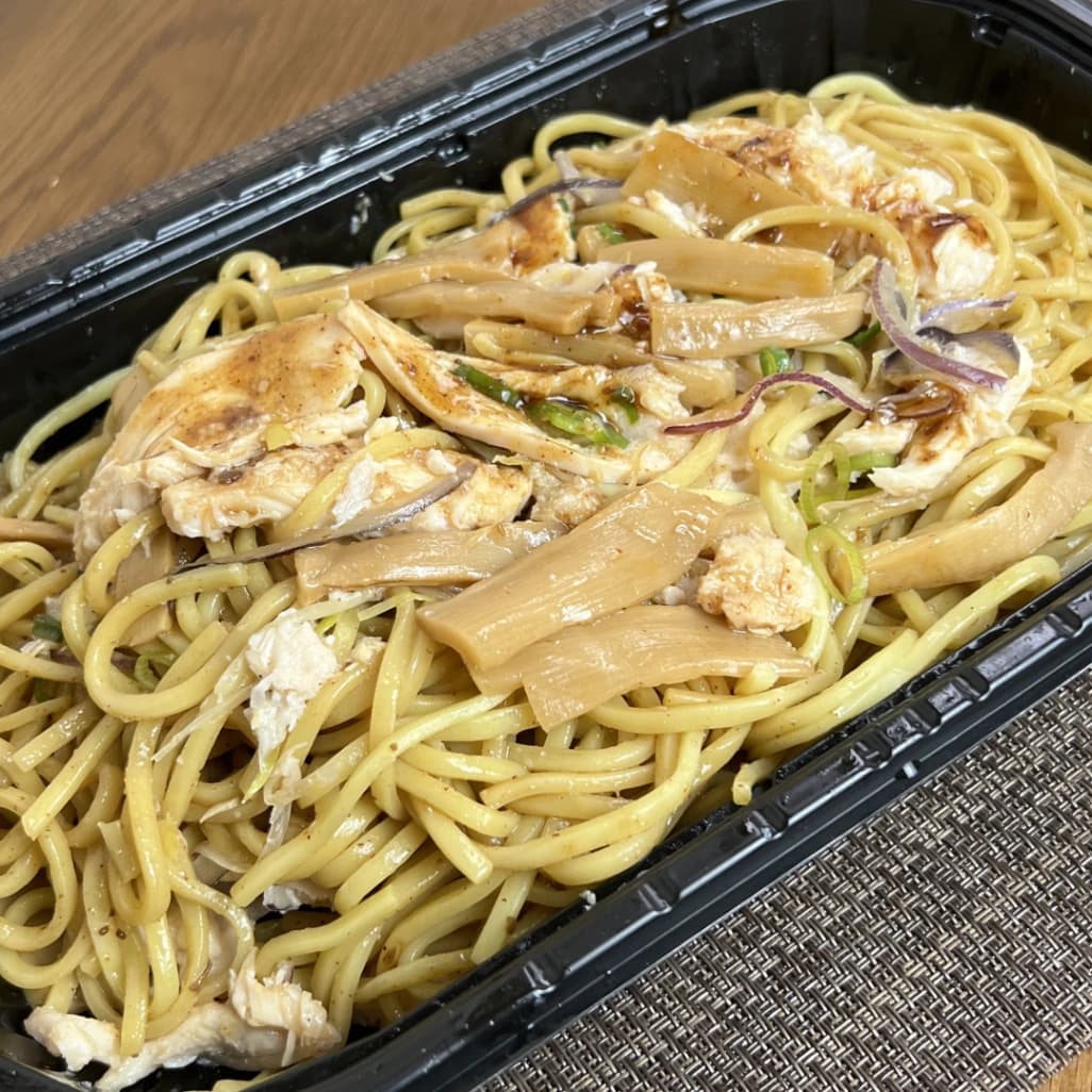 コストコのにんにく鶏まぜそばをソースで和えた後の完成状態を撮影した実食イメージ画像