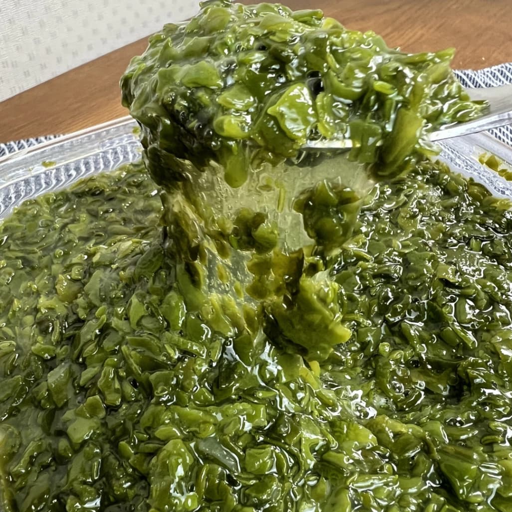 粘りの強いコストコ湯通し刻みめかぶをスプーンですくった食感がわかる写真