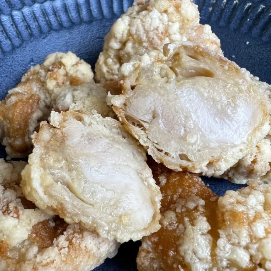 コストコで販売されているCP 若鶏の竜田揚げ1kgの断面と鶏肉の厚み
