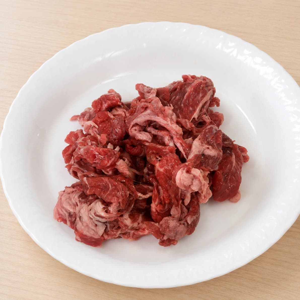 お皿に取り出したコストコチョイス肩ロース切り落とし