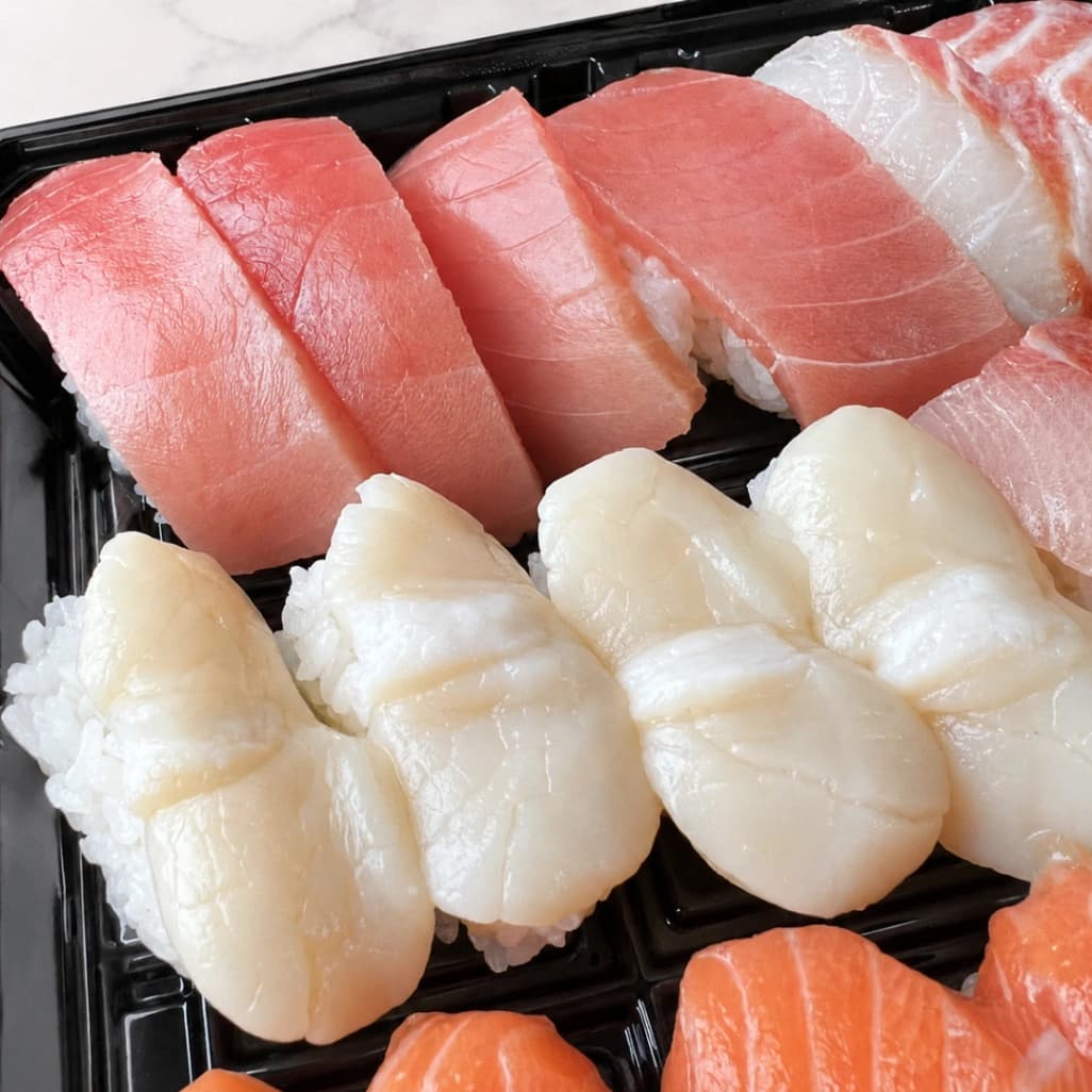 コストコの特選握り寿司32貫（うに入り）のマグロとホタテ近影