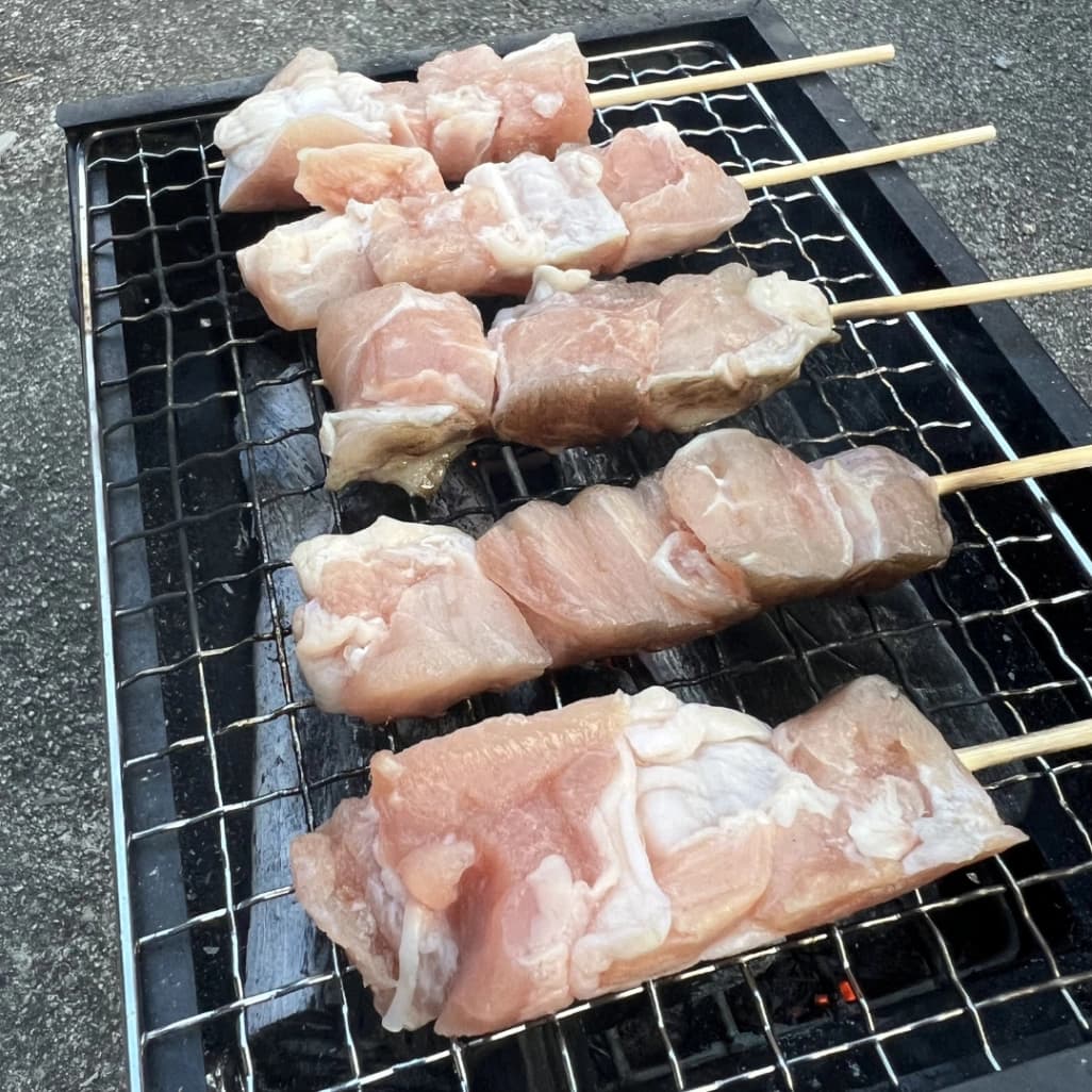 コストコさくらどり焼鳥用鶏もも串を炭火で焼いているところ