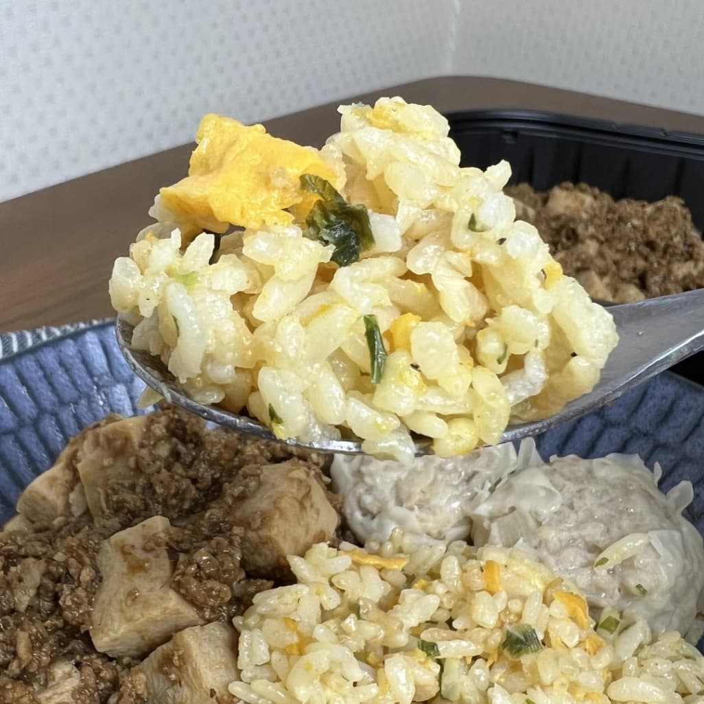 コストコ麻婆チャーハンの卵チャーハンをスプーンですくったアップ。パラパラ食感が伝わる実食写真