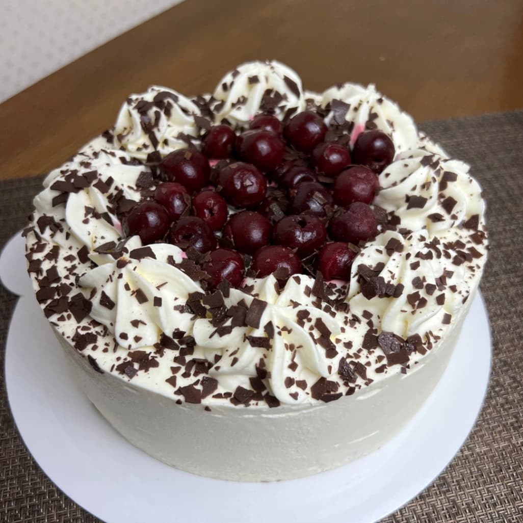 6号サイズのコストコブラックフォレストケーキ