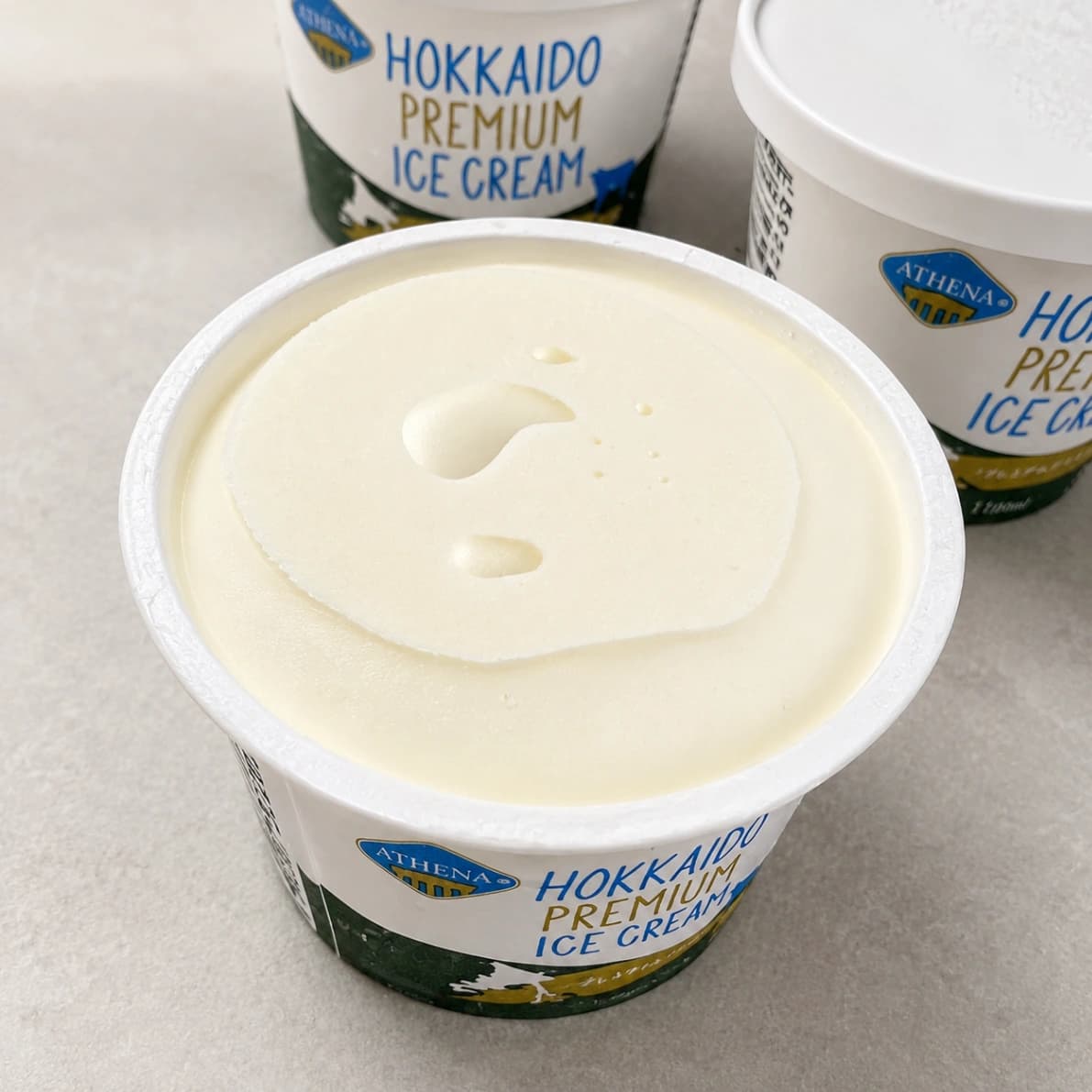 コストコ北海道プレミアムアイスクリームを開封したなめらかな表面