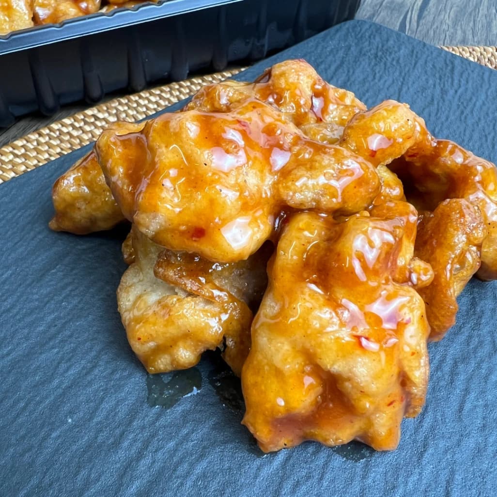 お皿に盛り付けたコストコオレンジチキン