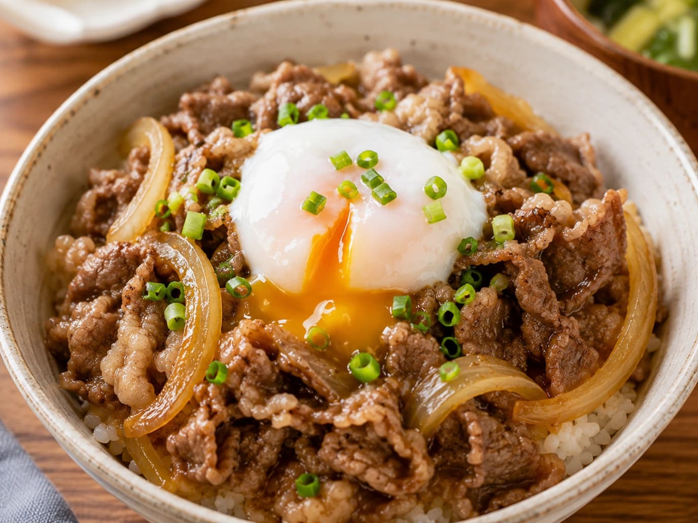 温泉卵をトッピングした牛丼の画像