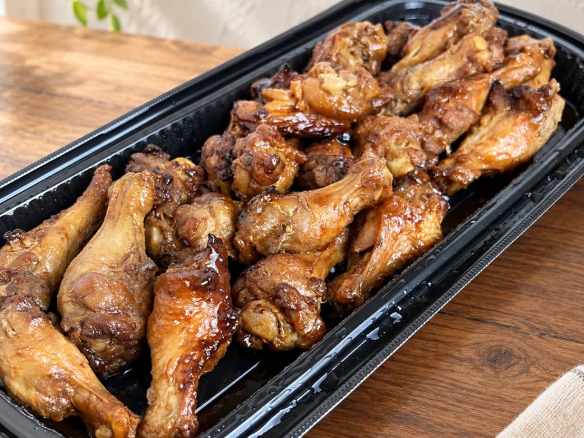 コストコBBQチキンを開封｜甘辛いタレが絡んだ手羽元がたっぷり