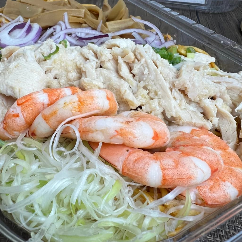 コストコ麻辣冷やし油そばの白ネギとえび近影