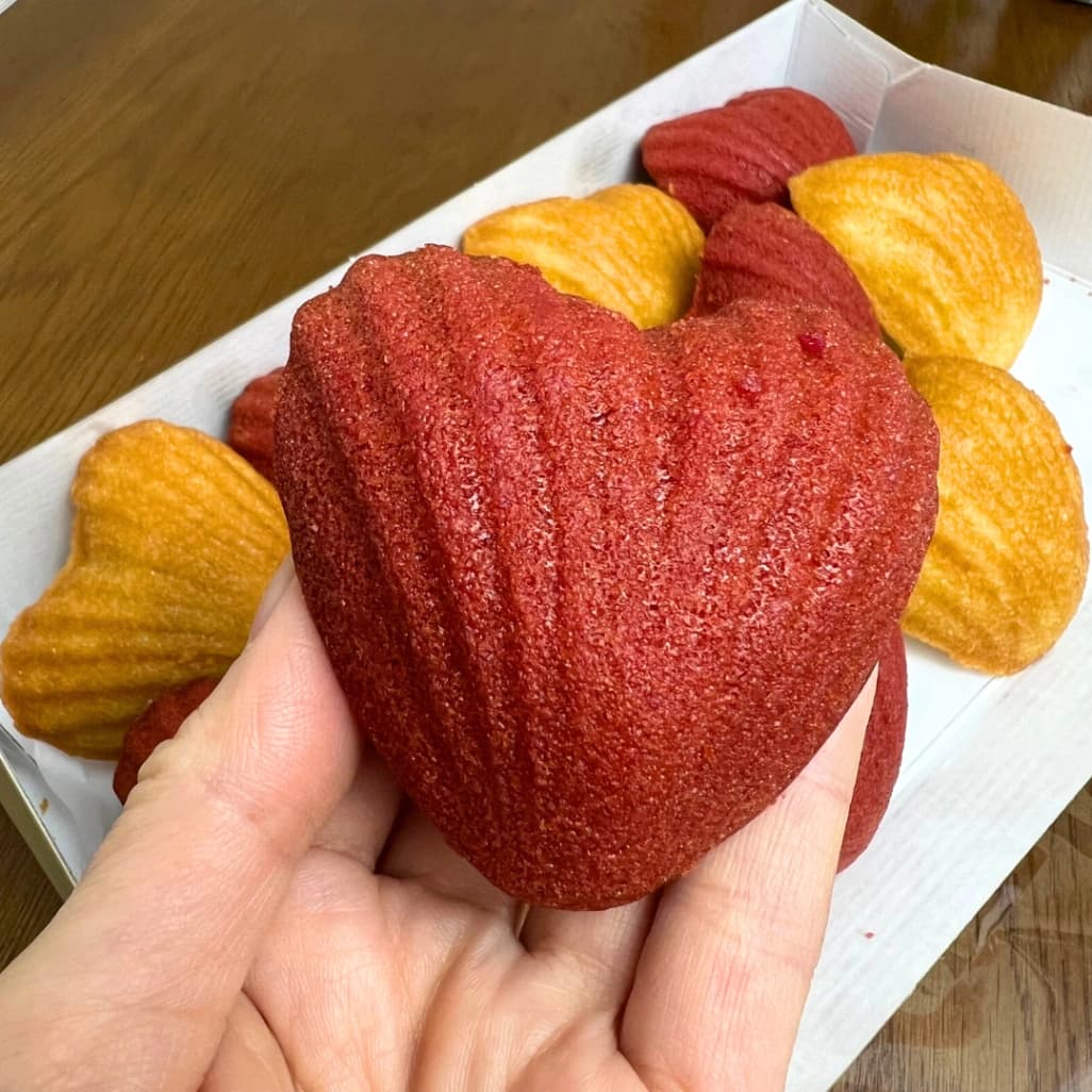 コストコハートマドレーヌアソートのラズベリー味を手に持った写真