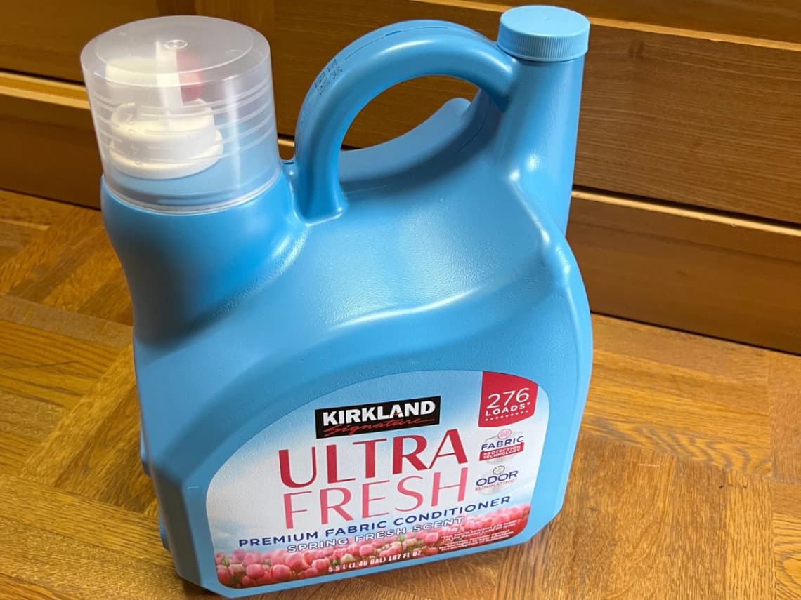 コストコのカークランドシグネチャー ウルトラフレッシュ衣料用柔軟剤5.5Lのボトル全体