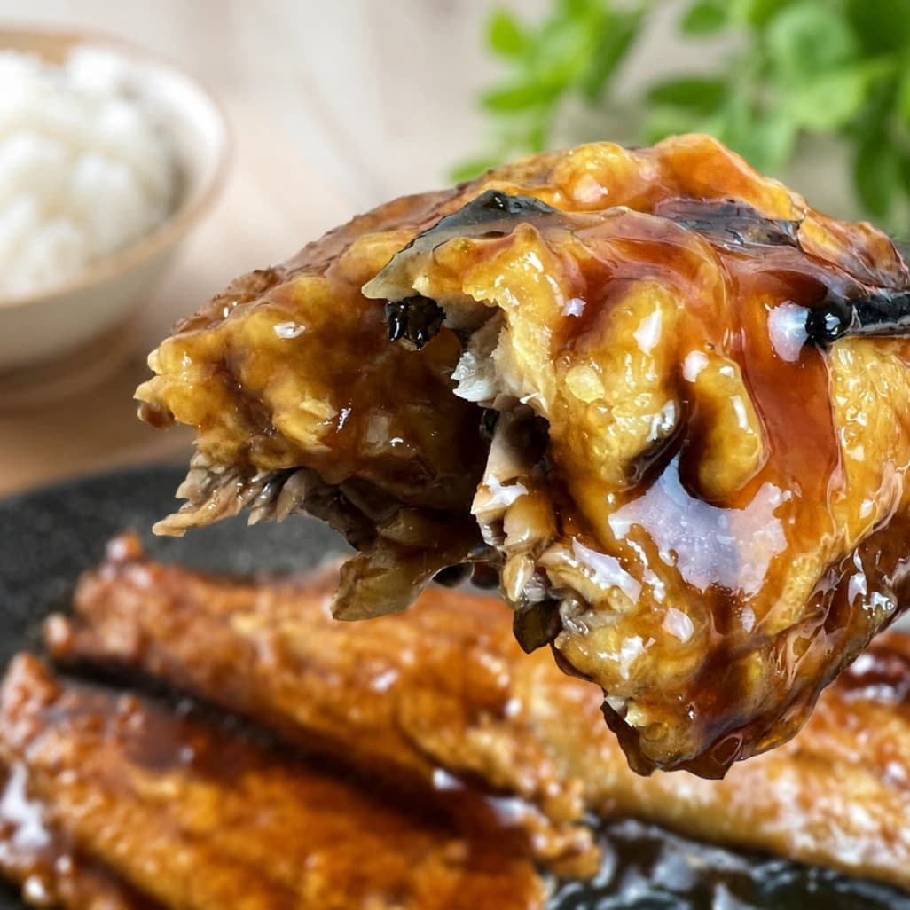 コストコのさんま蒲焼を箸で持ち上げた身のやわらかさが伝わる実食レビュー画像