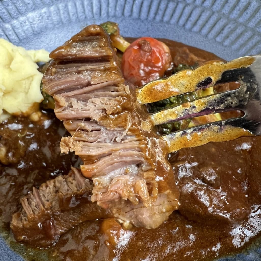 コストコ牛肩ロースのシチューの牛肉の断面とやわらかさが伝わるアップ画像