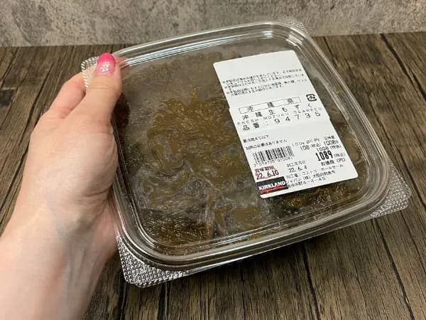 手に持ったコストコの沖縄生もずくのパック写真