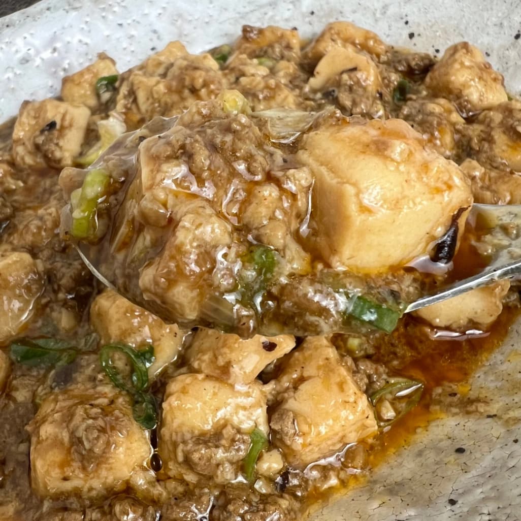 コストコ麻婆豆腐をスプーンですくって持ち上げている画像