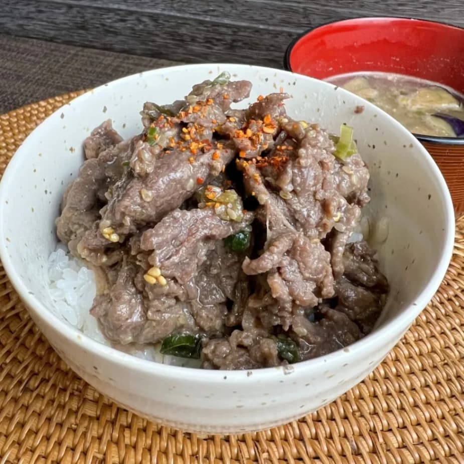 コストコのプルコギビーフ丼の盛り付け例｜ご飯にのせて楽しむアレンジメニュー