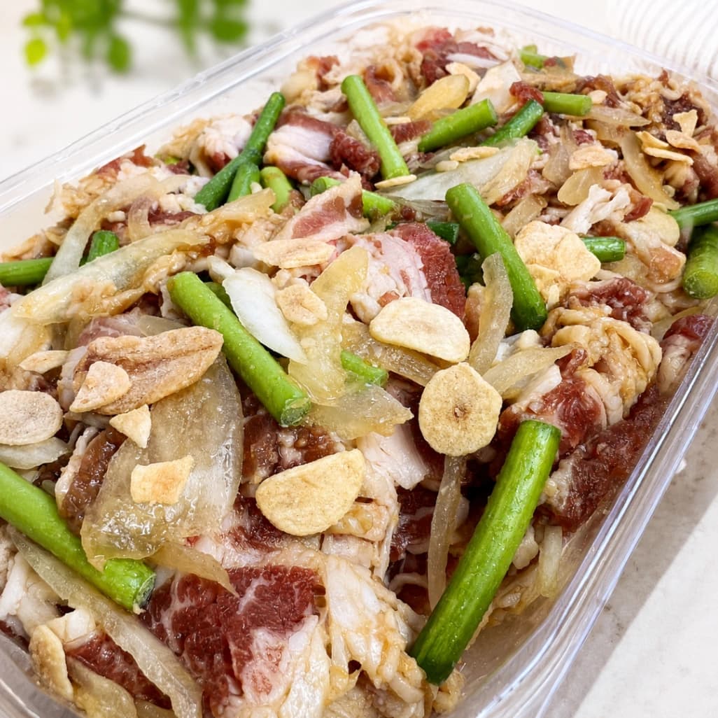 コストコデリカ牛肉のにんにく炒めのフタを開けた画像