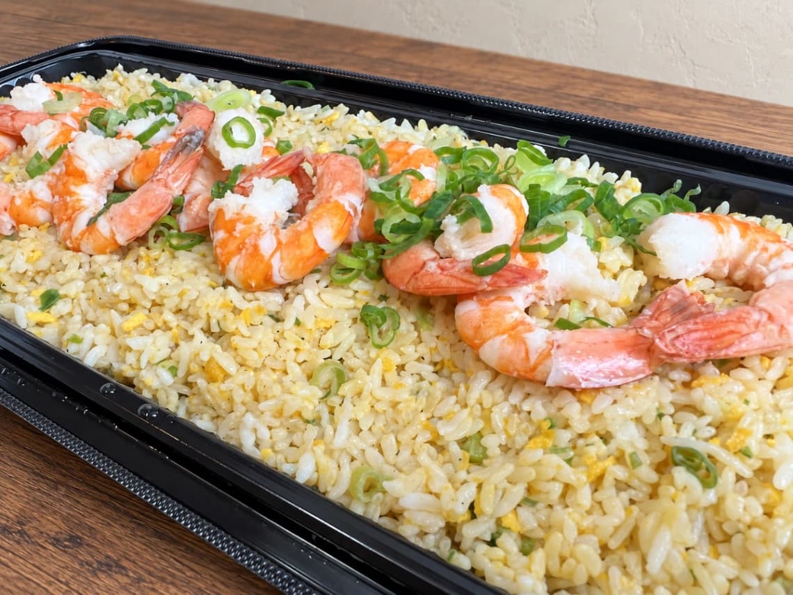 コストコ にんにくエビ炒飯 エビがたっぷりのった全体写真