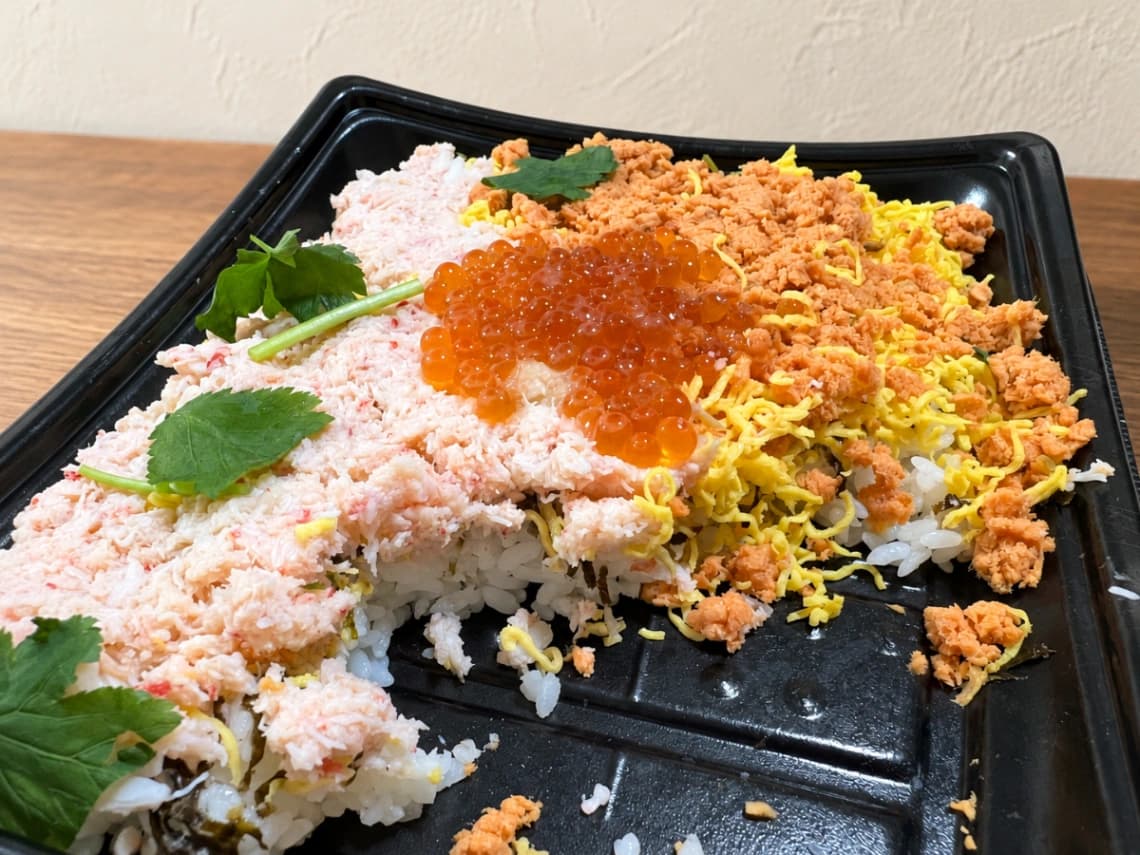 コストコ「蟹と鮭のちらし寿司」取り分けたあとの具材と酢飯の様子