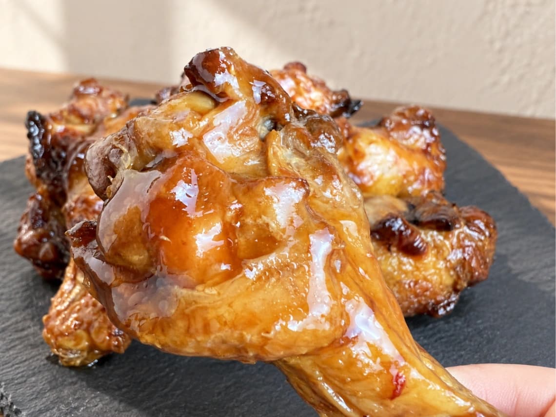 コストコBBQチキンの手羽元をアップで撮影｜ジューシーな肉と甘辛いタレ