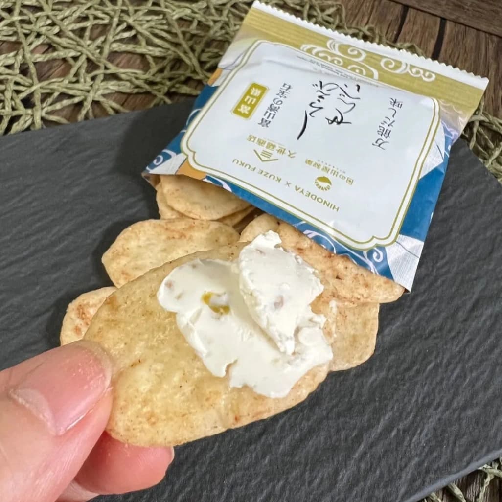 しろえびせんべいのチーズアレンジ（チーズをのせておつまみ風に）