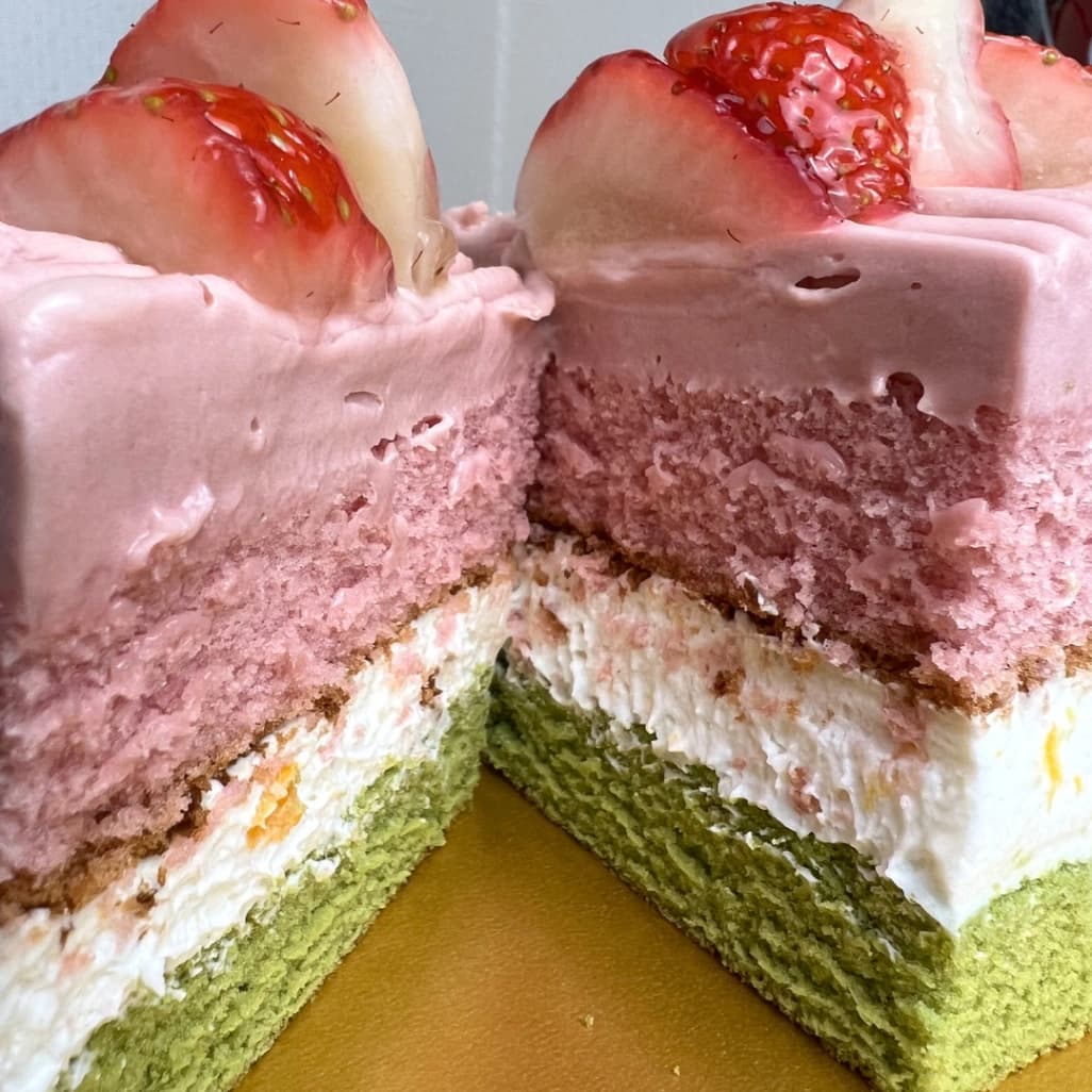コストコのスプリングバーケーキをカットした断面写真。クリームとスポンジの質感がわかる