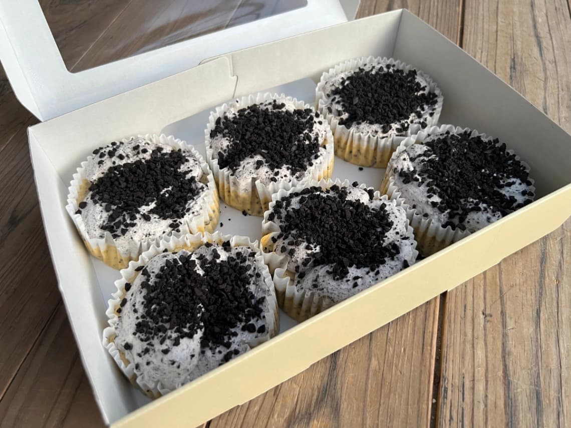 コストコのクッキークリームチーズケーキを開封した様子・ココアクッキーがたっぷりのった6個入り
