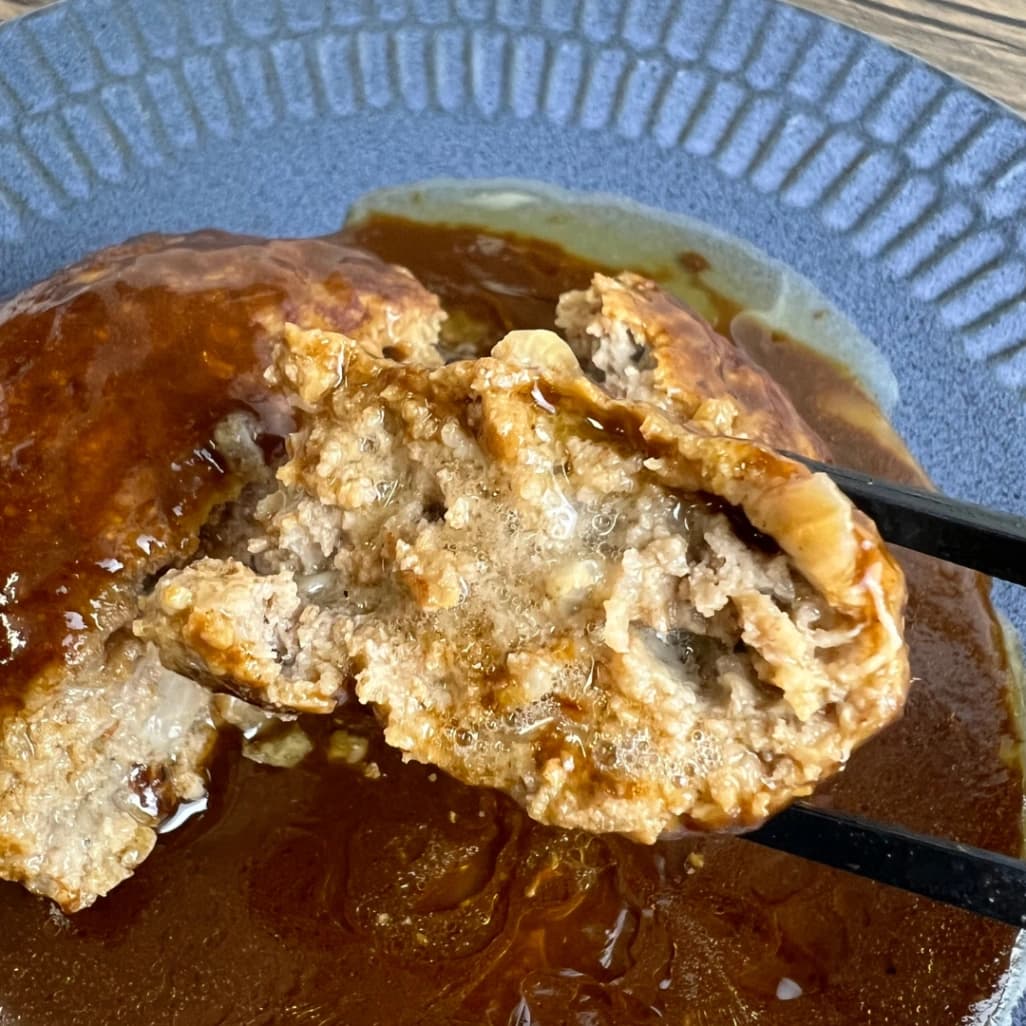 コストコのデミグラスハンバーグステーキの断面・肉汁でしっとりしたひき肉と玉ねぎ