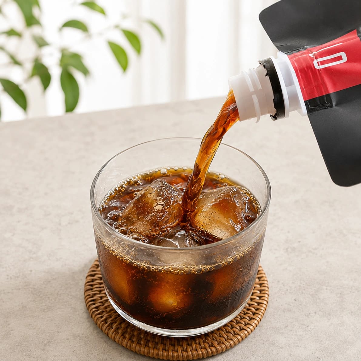 コップに注いでいるコストコのアラメダ コールドブリューコーヒー