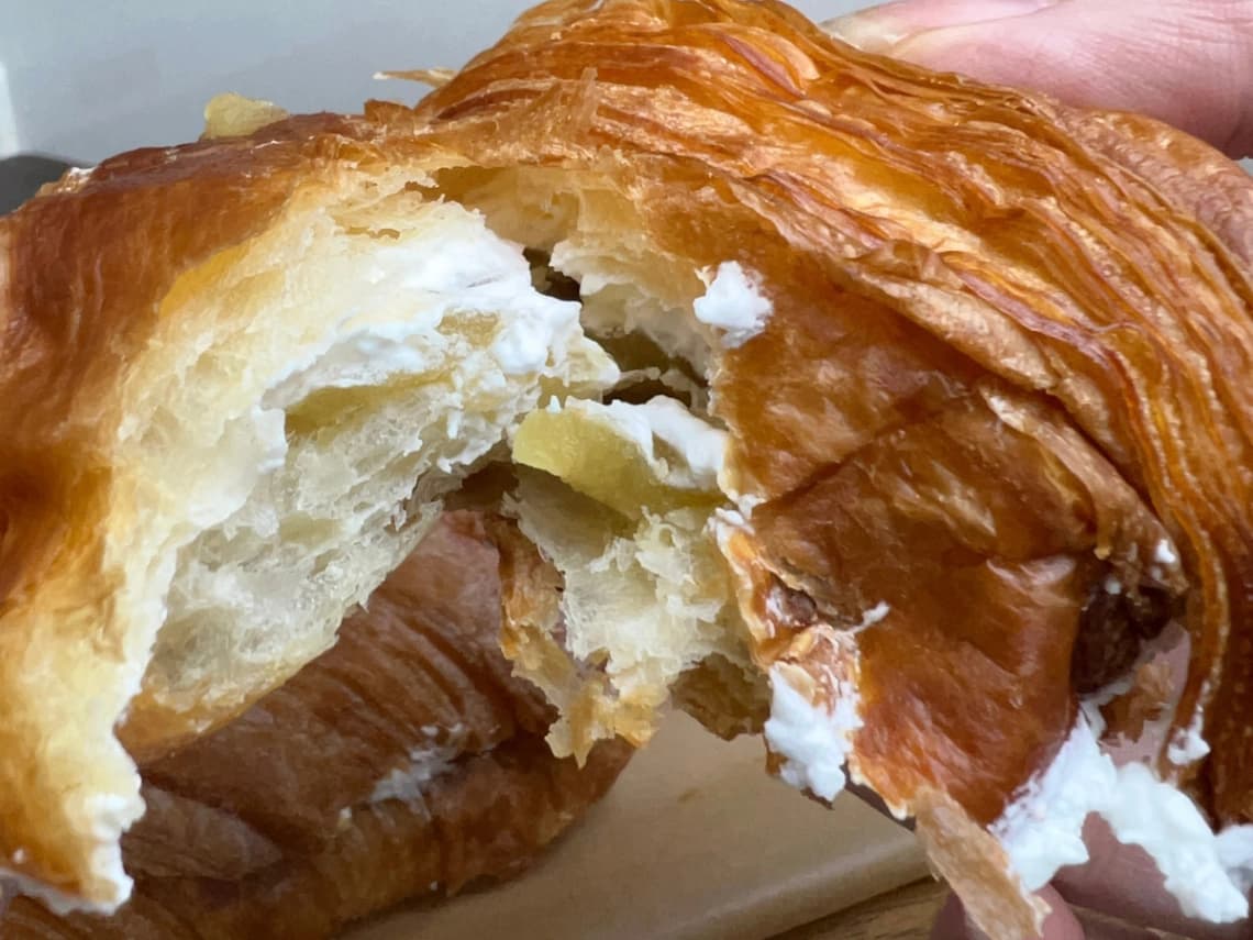 コストコ スイートポテトクロワッサンを割った断面とさつまいもペースト