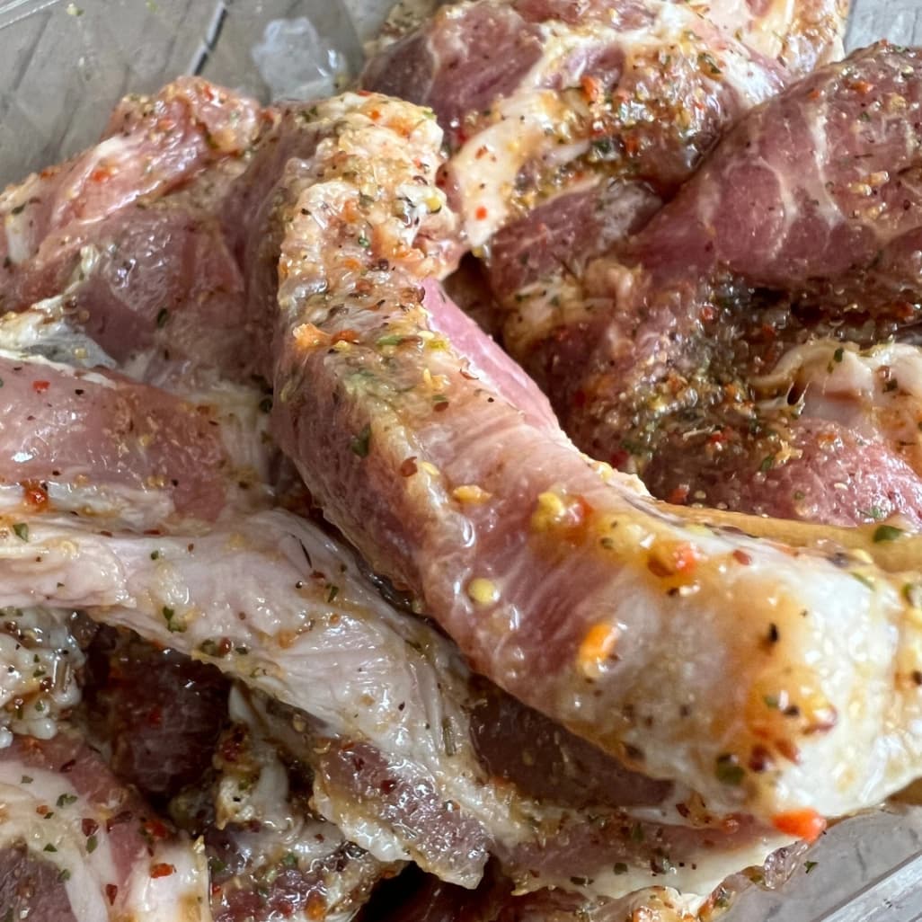 コストコ ポークステーキ ガーリック＆ハーブの厚みがわかる生肉のアップ
