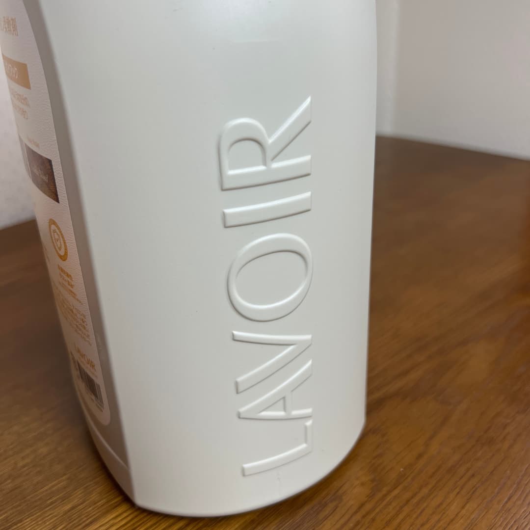コストコで買えるLAVOIR（ラヴァ）柔軟剤 4L ボトル側面ロゴのアップ画像