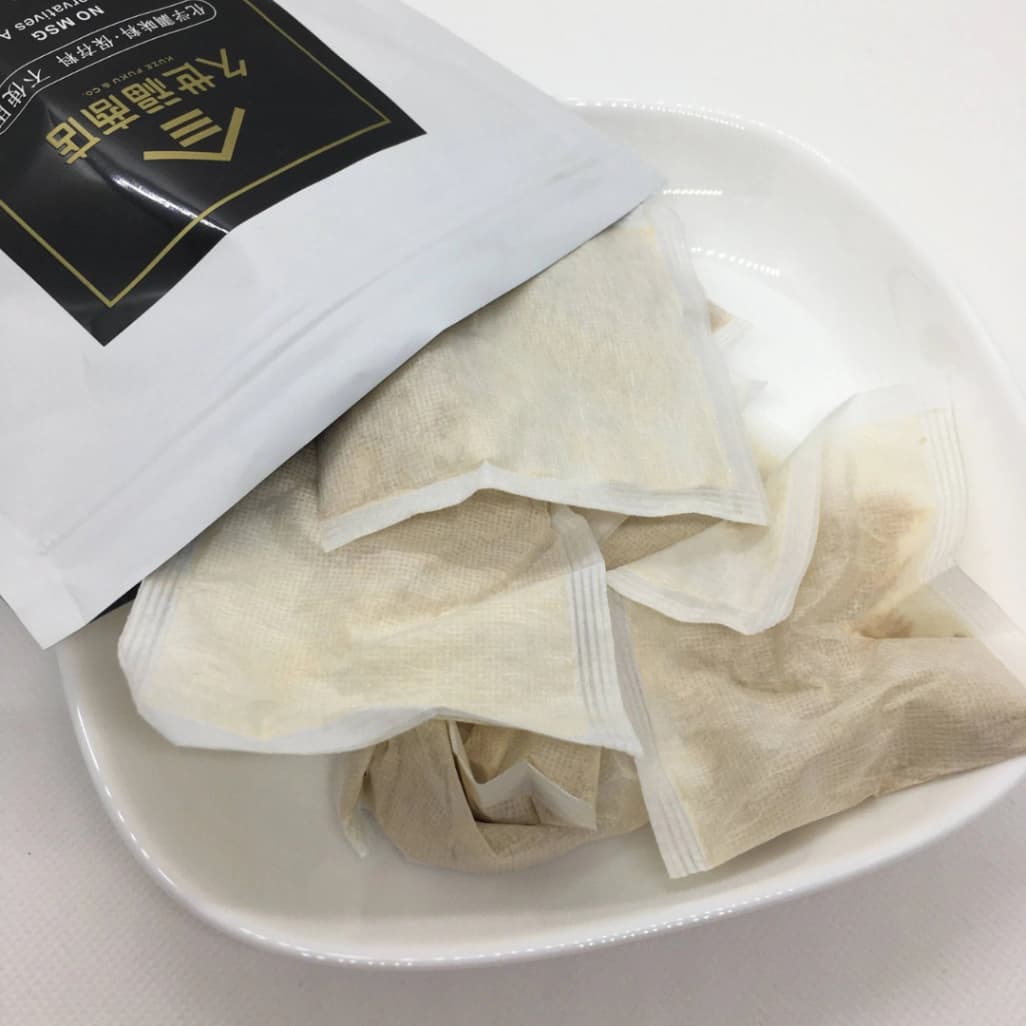 久世福商店 風味豊かな万能だしの個包装だしパックを出した様子