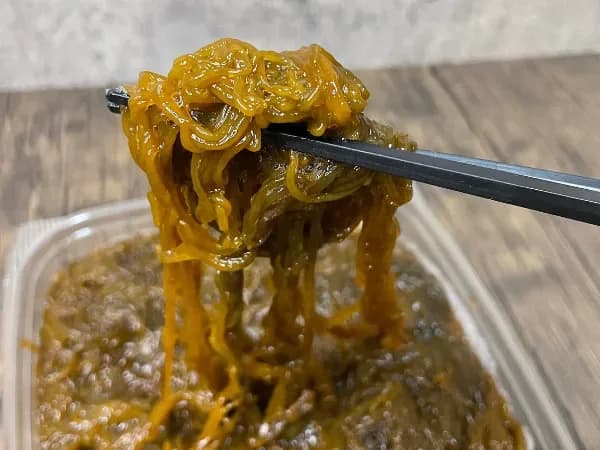 箸で持ち上げたコストコの沖縄生もずくの食感がわかる写真