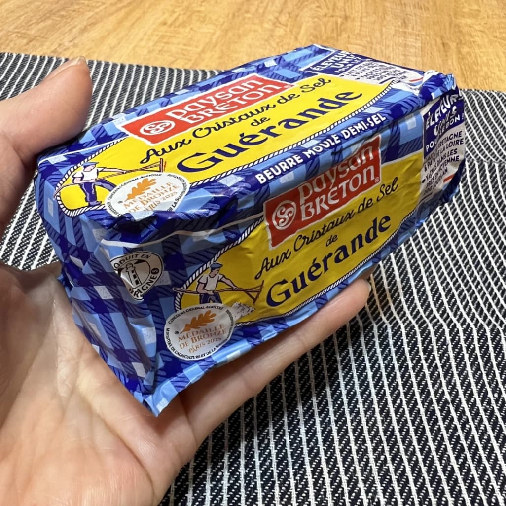 手に持ったコストコゲランド塩のバター