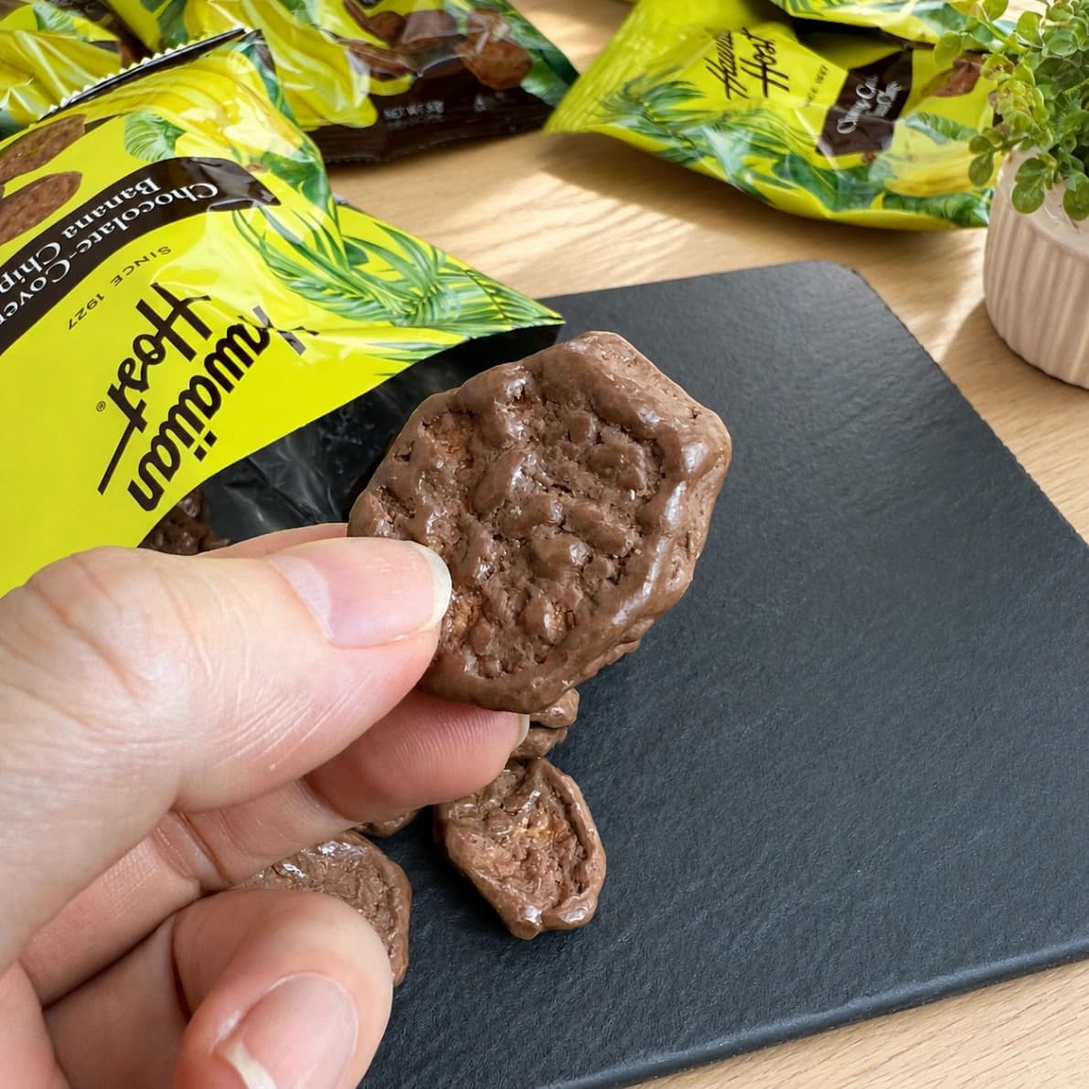 コストコのハワイアンホースト チョコバナナチップスを手に持ったサイズ感