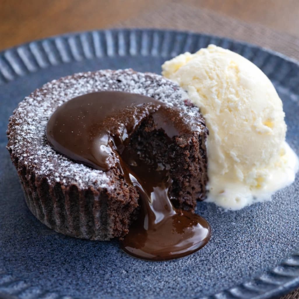 温めたフォンダンショコラにバニラアイスを添え、チョコがとろっと溶け出している盛り付け
