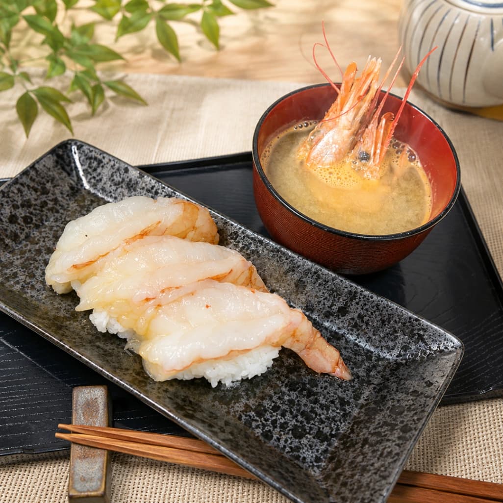 コストコの刺身用天然赤海老で作っら握り寿司と味噌汁
