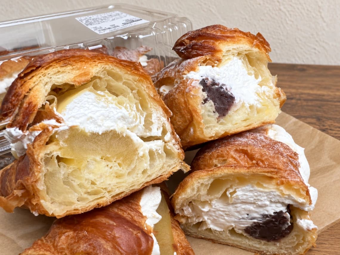 コストコ スイートポテトアンコクロワッサンの断面とたっぷりのホイップ