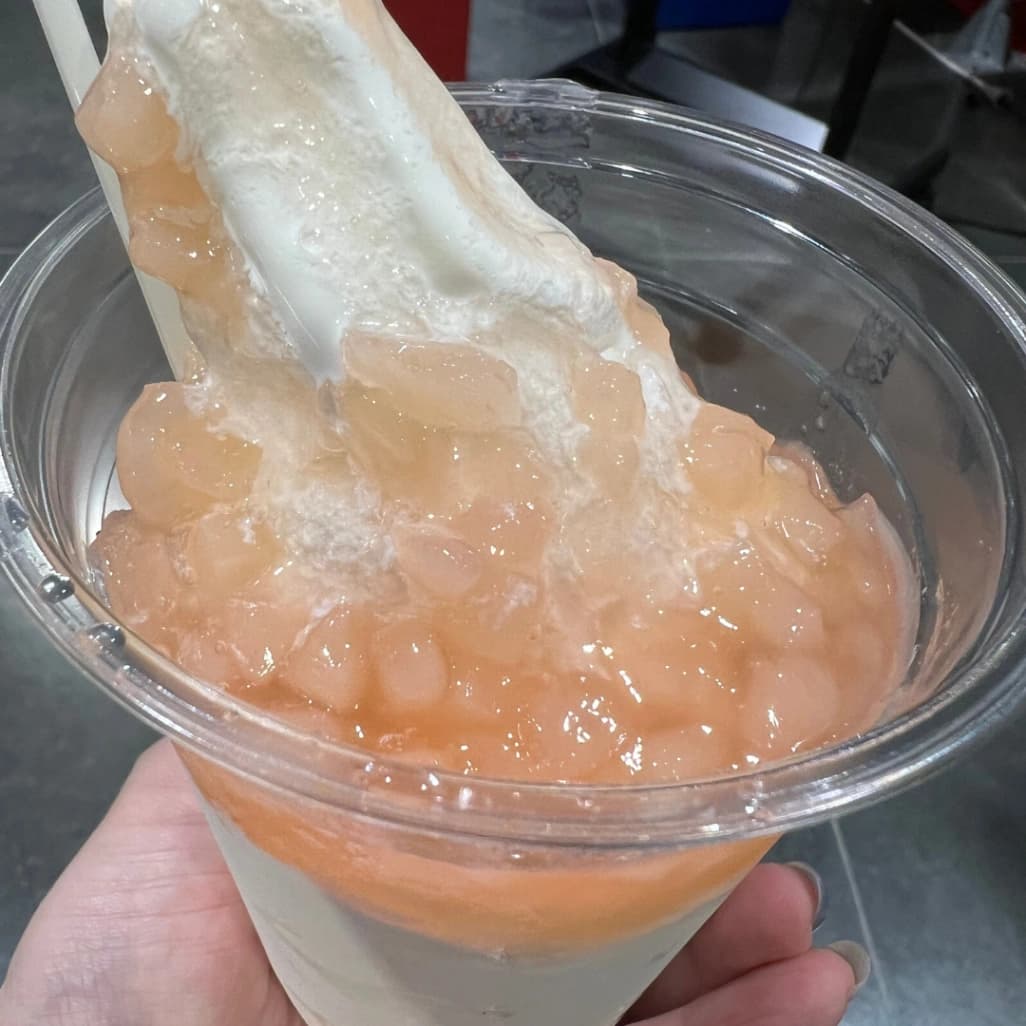 手に持ったコストコフードコートピーチサンデー近影