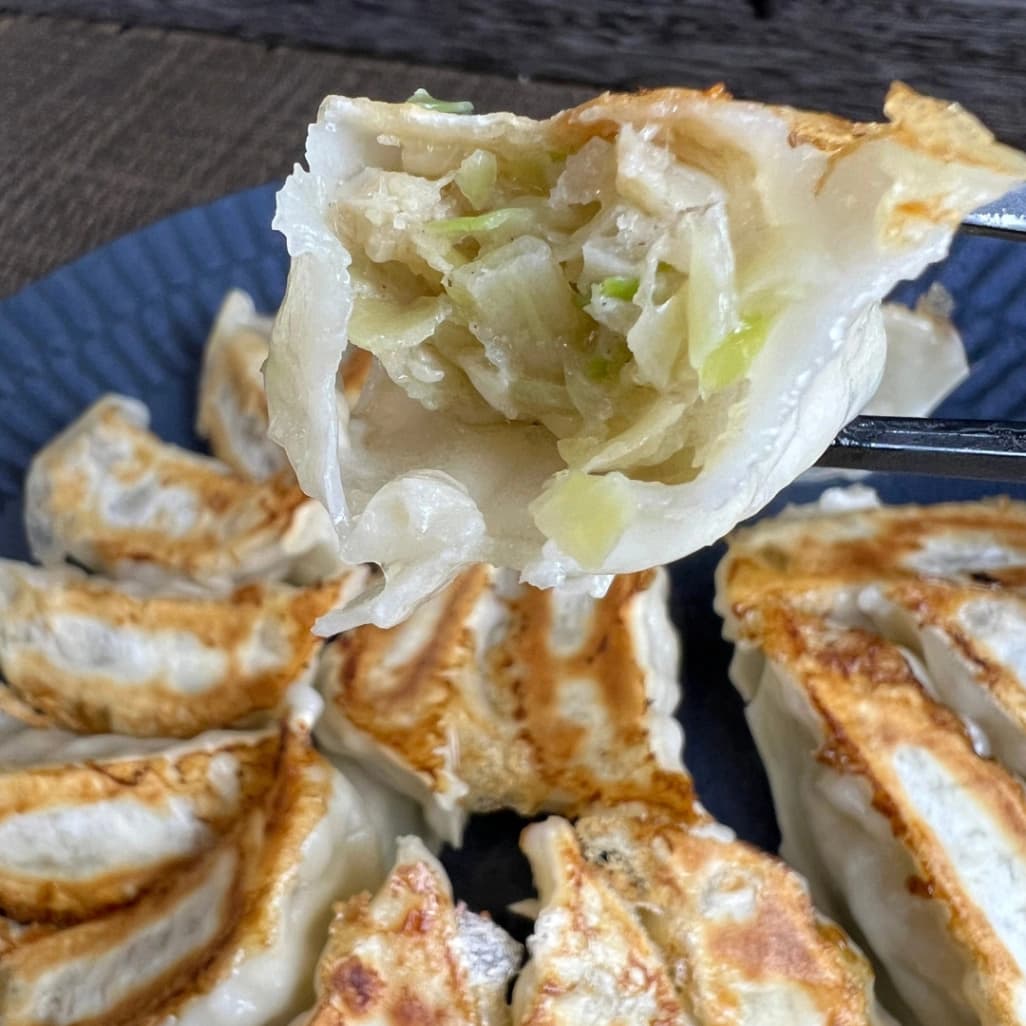 コストコ 餃子計画 生餃子の皮と野菜たっぷりの餡が見える断面