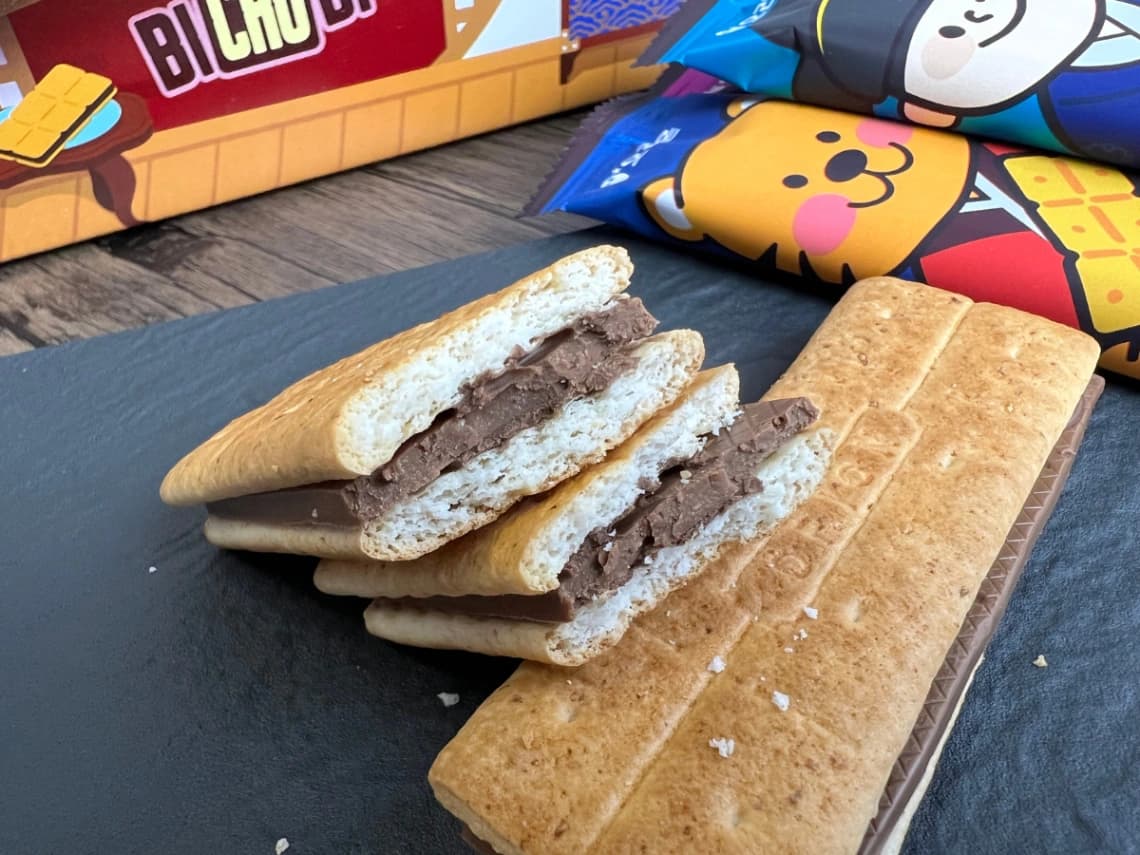 コストコの韓国お菓子「ビチョビ」を割った断面。サクサクしたビスケットに厚みのあるチョコレートが挟まれたチョコサンドの中身