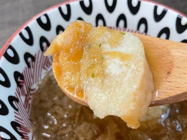 スプーンで持ち上げたチーズ入りバゲット。とろけたチーズの食感が伝わるアップ