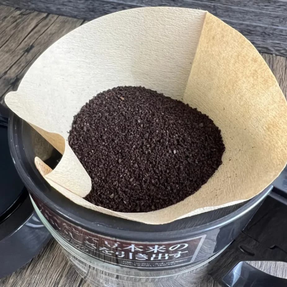 コーヒーフィルターにセットしたコストコスターバックスパイクプレイス ローストコーヒー 粉末
