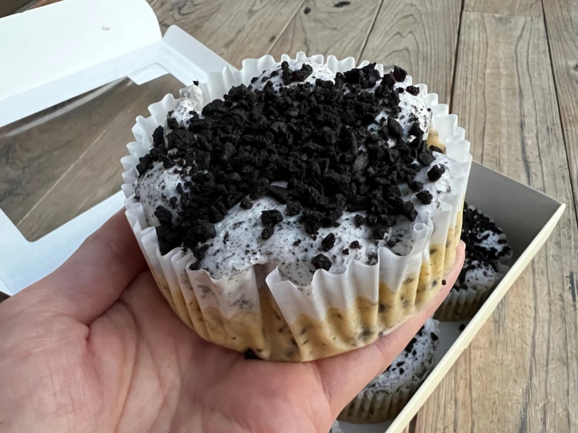 コストコのクッキークリームチーズケーキ1個を手のひらにのせて大きさを比較した写真