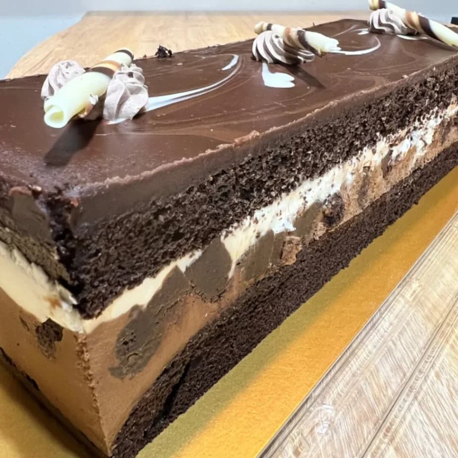 ５層になったコストコタキシードケーキ