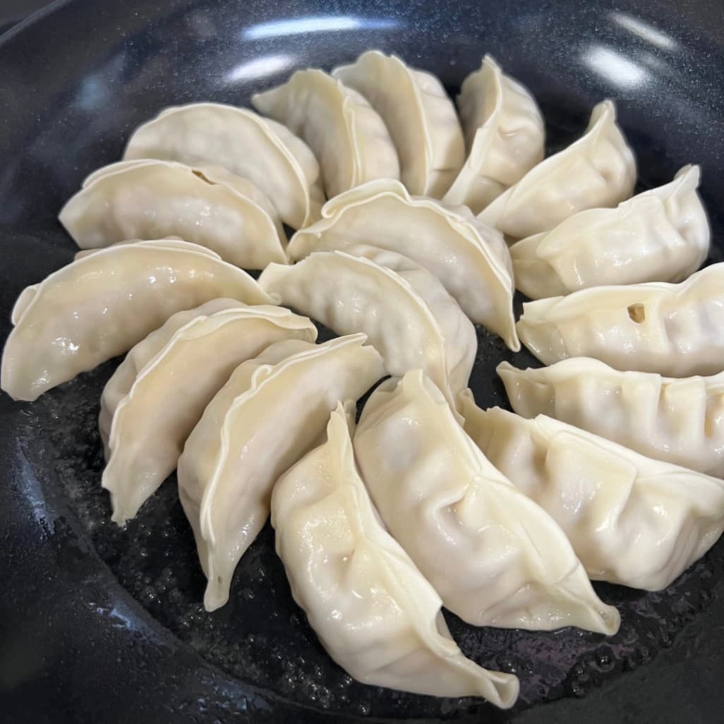 コストコの餃子計画 生餃子をフライパンで焼いている様子