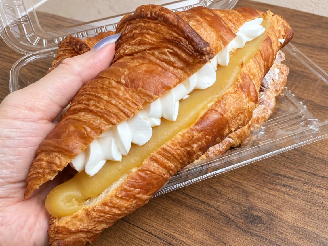 コストコ スイートポテトクロワッサンを手に持ったサイズ感